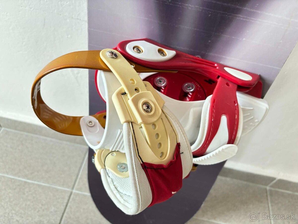 Snowboard a viazaním a topánkami - 4