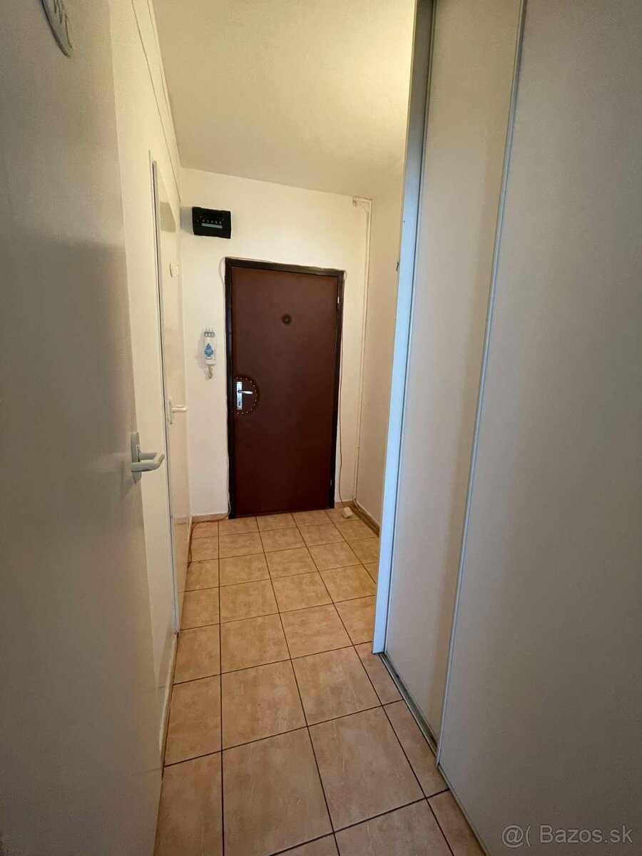 PRENAJMEM garsónku s balkónom v Senici - 4