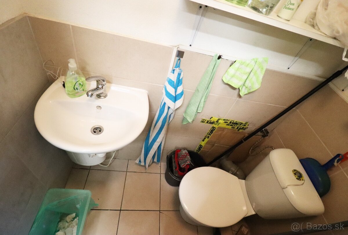 NA PRENÁJOM Obchodný priestor 100m2 na Námestí Sv. Egídia - - 4