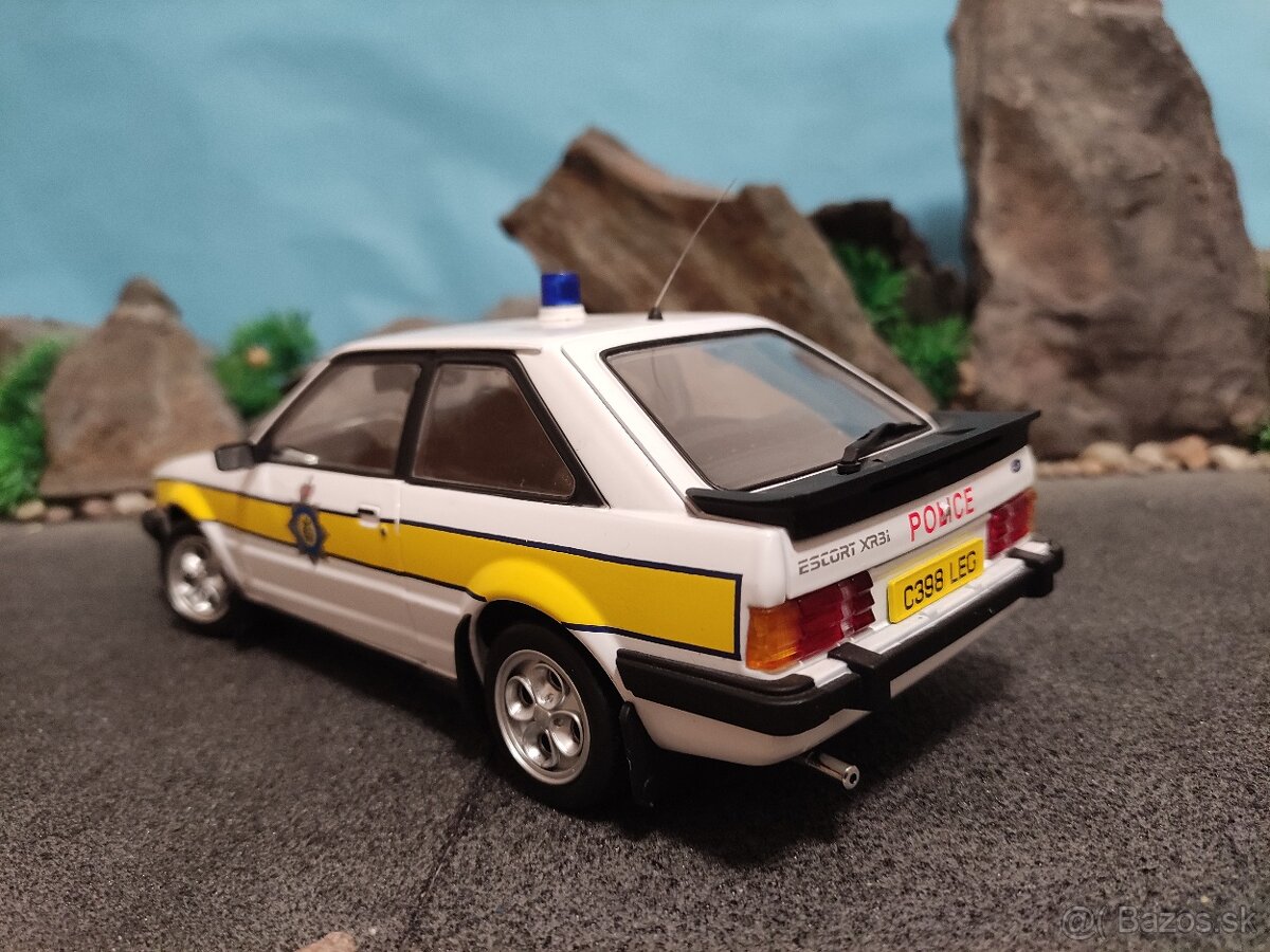 prodám model 1:18 FORD Escort XR3i - 4