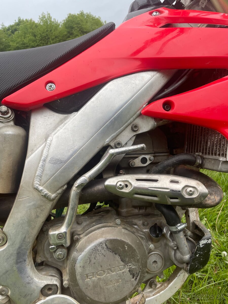 Predám Hondu crf 450 r, Moto má ŠPZ.