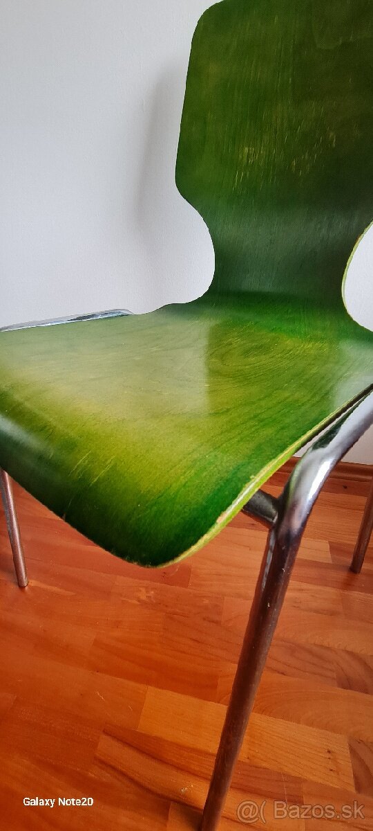 Drevená stolička s chrómovanou konštrukciou
- 4