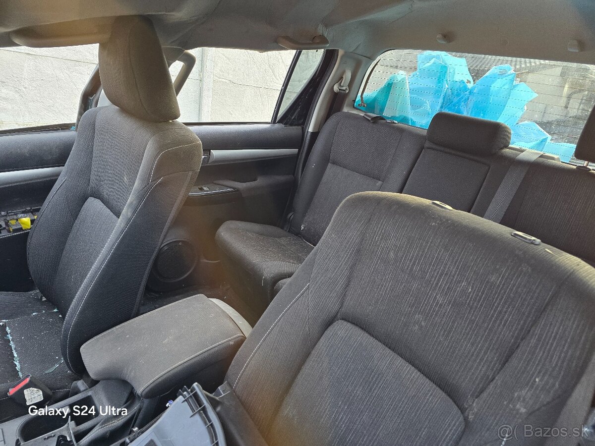Predám havarovanú Toyotu Hilux 2.4D, 110kW