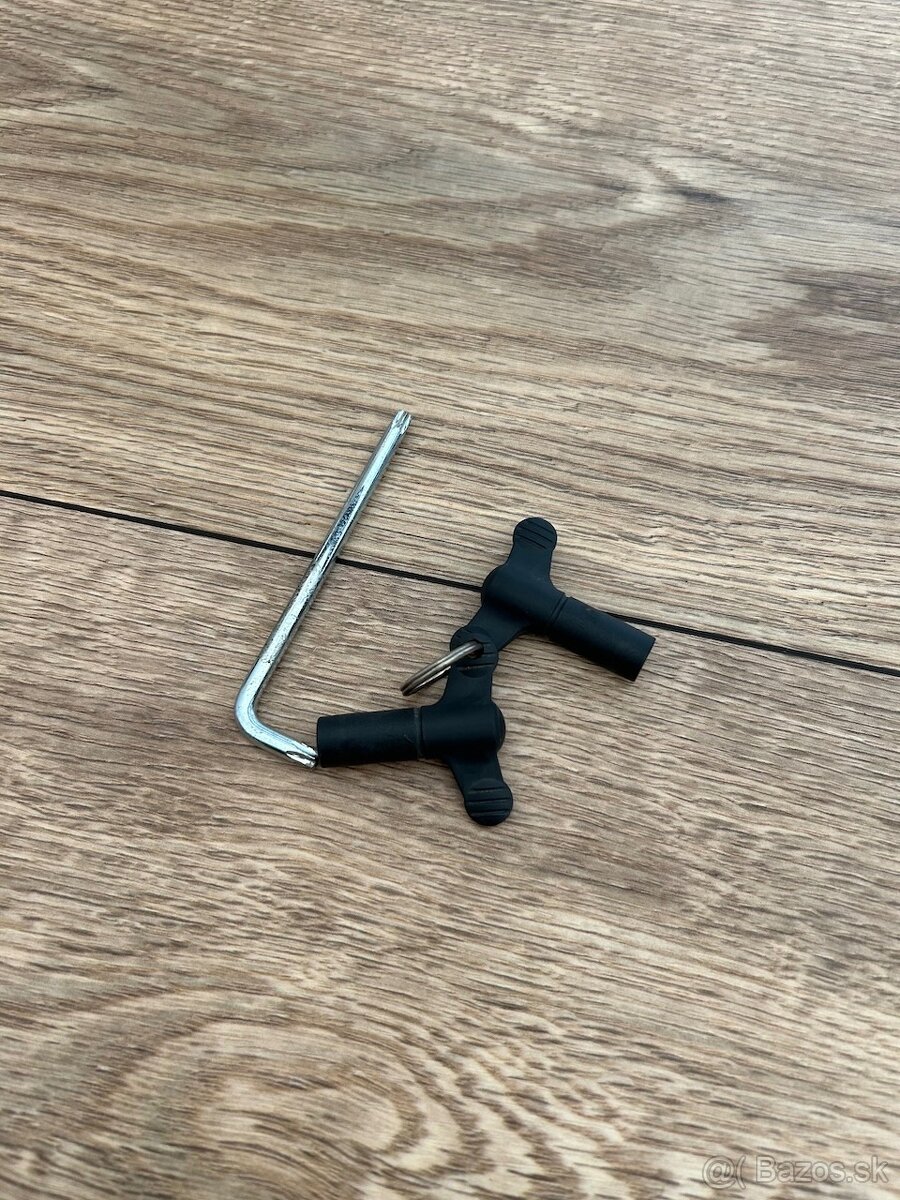 Predám strešné nosiče pre Octavia 3 liftback (NIE combi) - 4