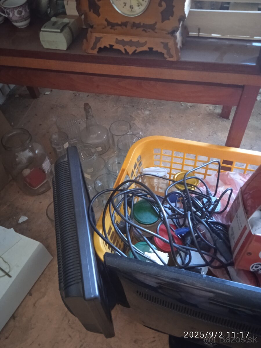 Predám stolík za 10€.a dve skrinky i konferenčné stolíky - 4