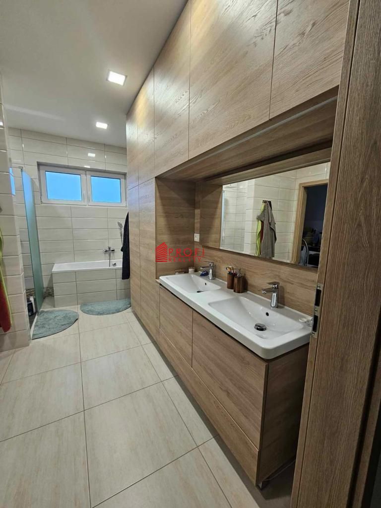 REZERVOVANÉ: Exkluzívne na predaj 4izbový dom s dvojgarážou - 4