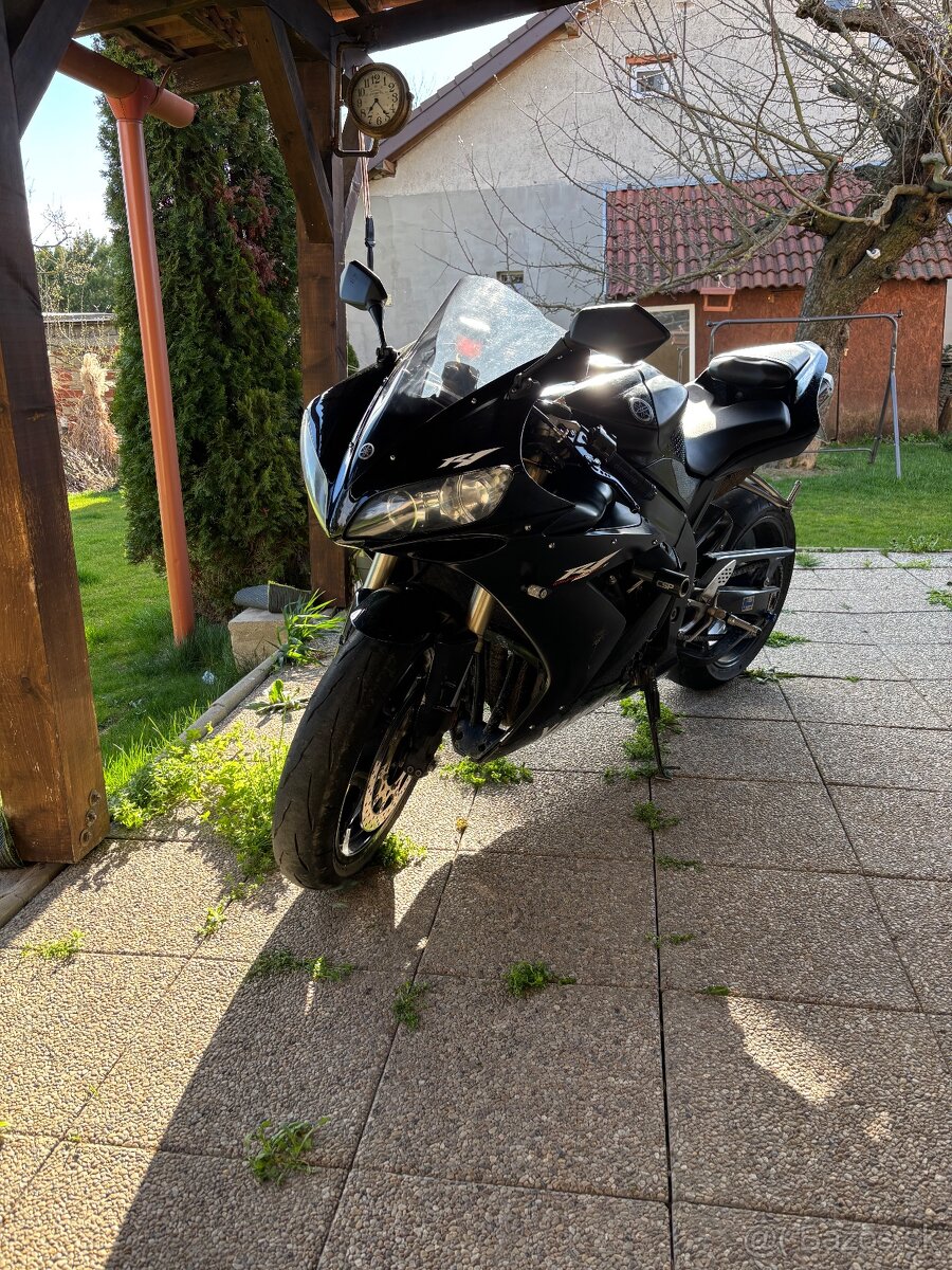 Yamaha R1 - 4