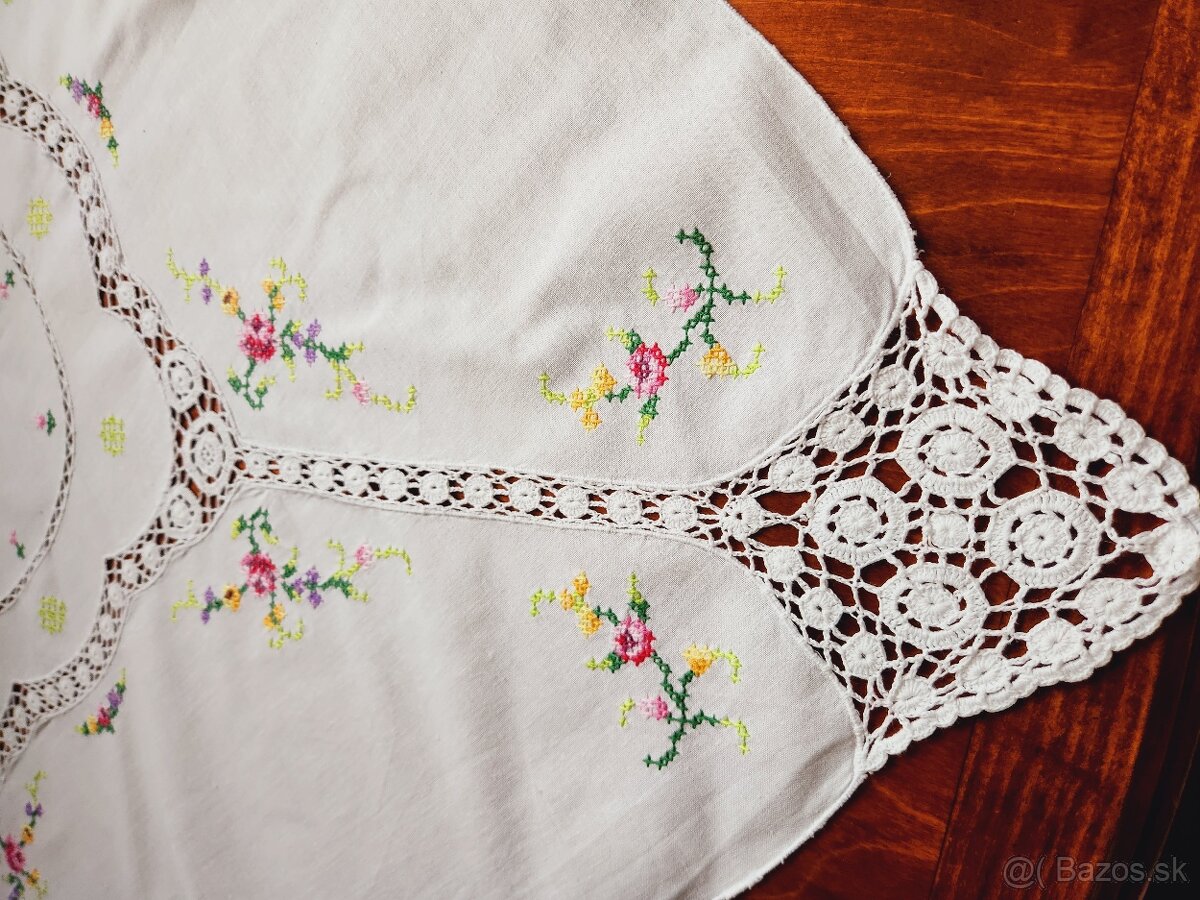 Krásny biely obrus zdobený háčkovanými vsadmi a výšivkou ruž - 4