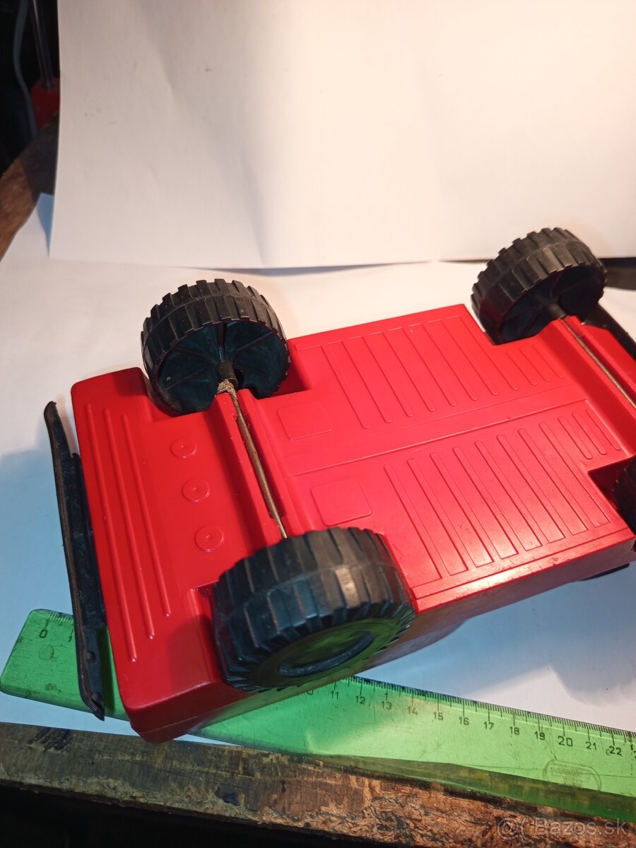 Staré plastové auto jeep - 4