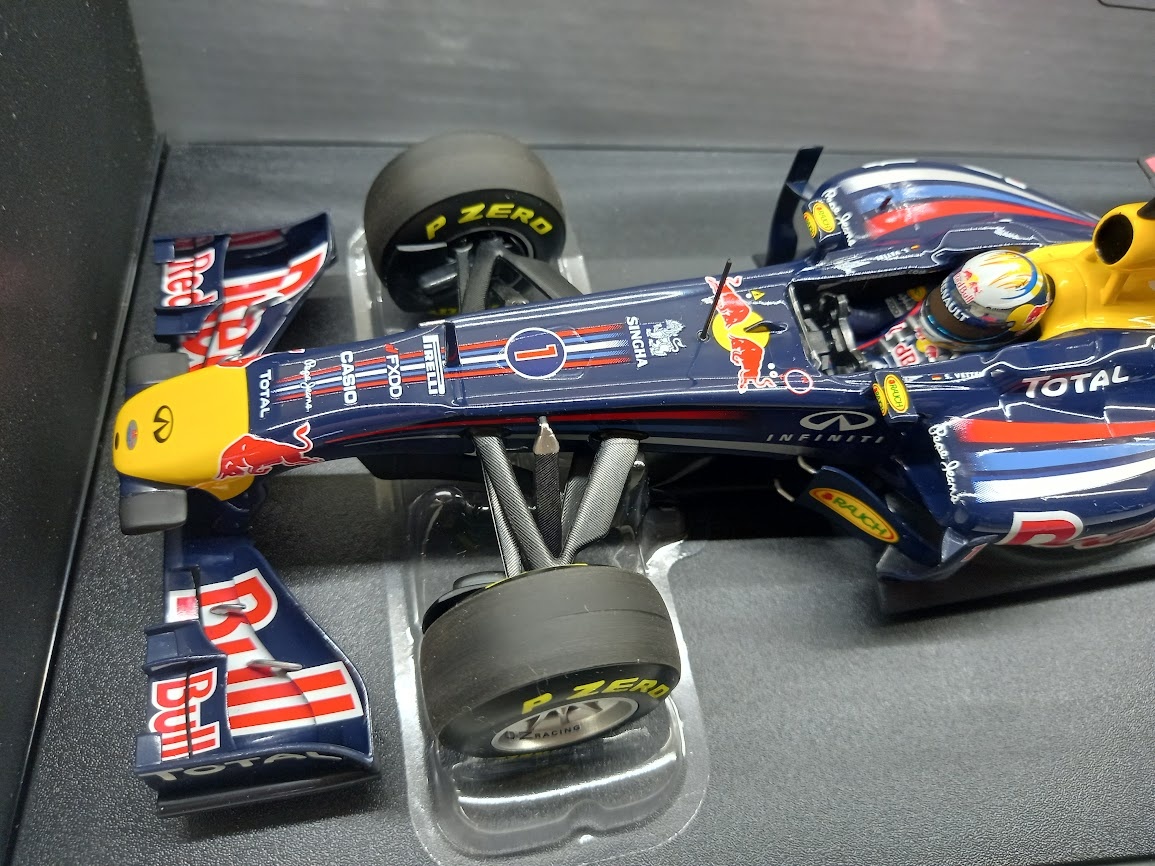 2X F1 RED BULL RB7 A RB7 JAPAN 2011 VETTEL MINICHAMPS 1:18 - 4