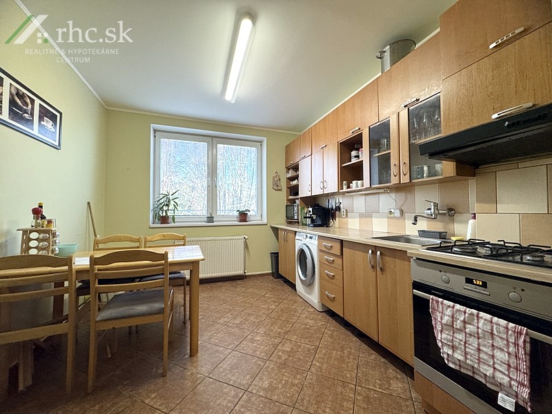 2-IZB.BYT S GARÁŽOU A VLASTNÝM KÚRENÍM - SAMUELA JURKOVIČA, - 4