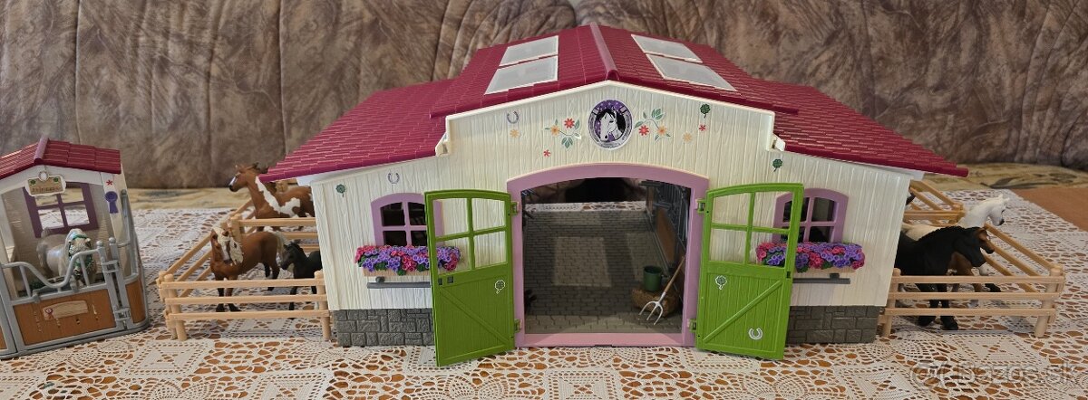 Schleich 42344 Stajňa s koňmi a príslušenstvom - 4