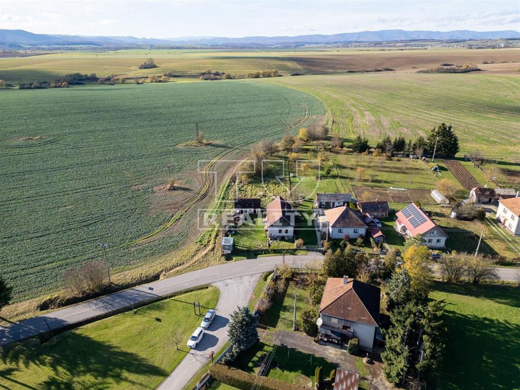 Pozemok s rodinným domom a hospodárskou budovou, 1648 m2... - 4