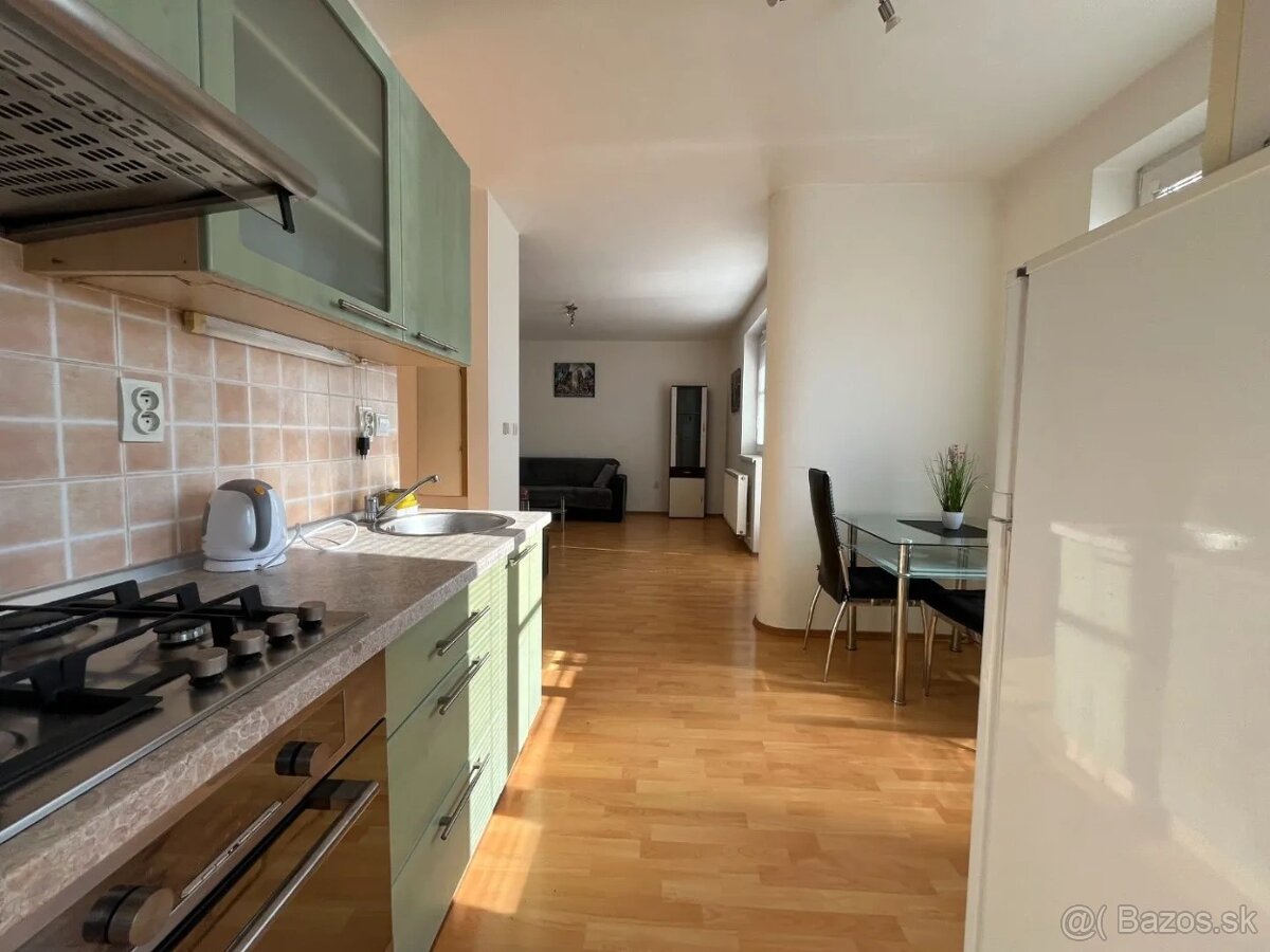 NA PREDAJ 2 IZBOVÝ BYT TRENČÍN, JUH, GARÁŽOVÉ STÁTIE - 4