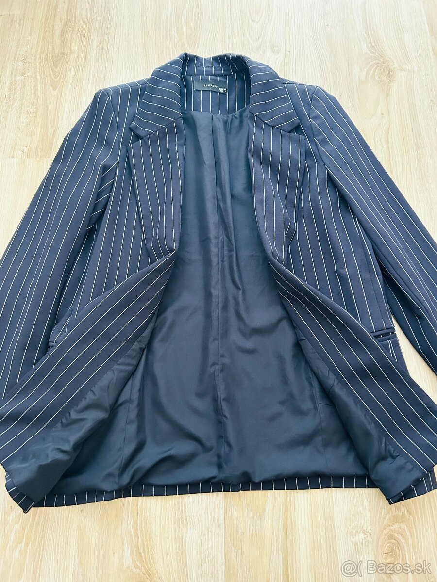 KRÁSNY SUKŇOVÝ KOSTÝM značky RESERVED - 4