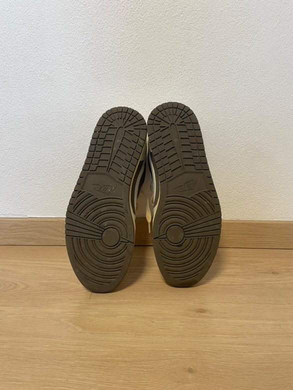 Jordan 1 x Travis Scott - 4