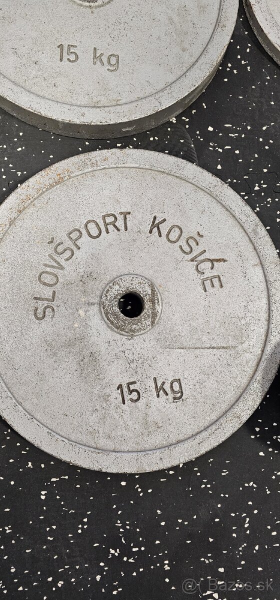 Posilňovacie závažia – kotúče (spolu 47,5 kg)
- 4