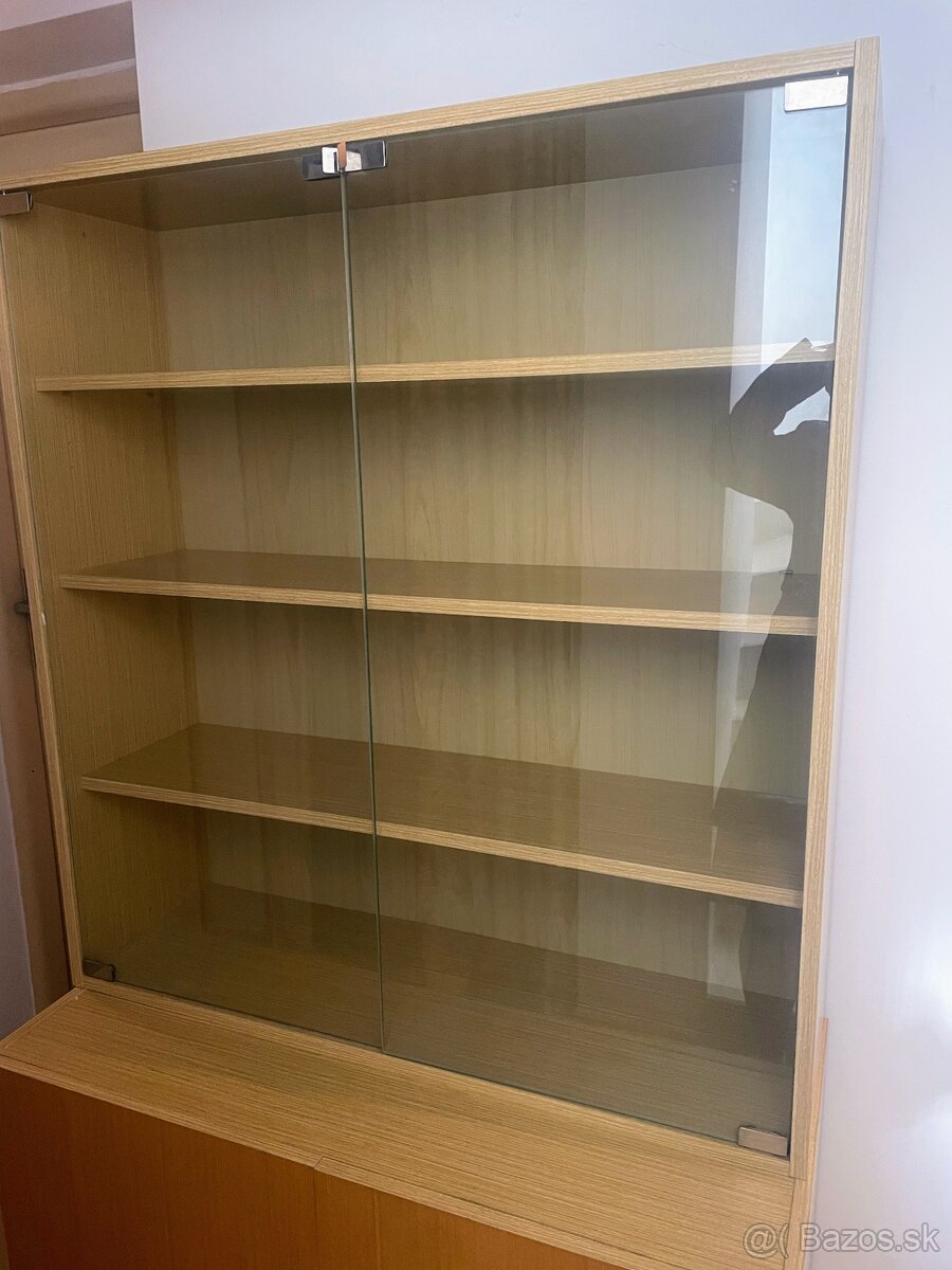 Skriňa s vitrínou - 4