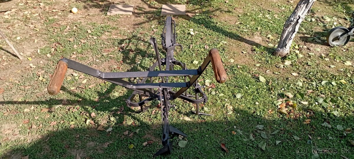 Starý kovový pluh 2 - 4