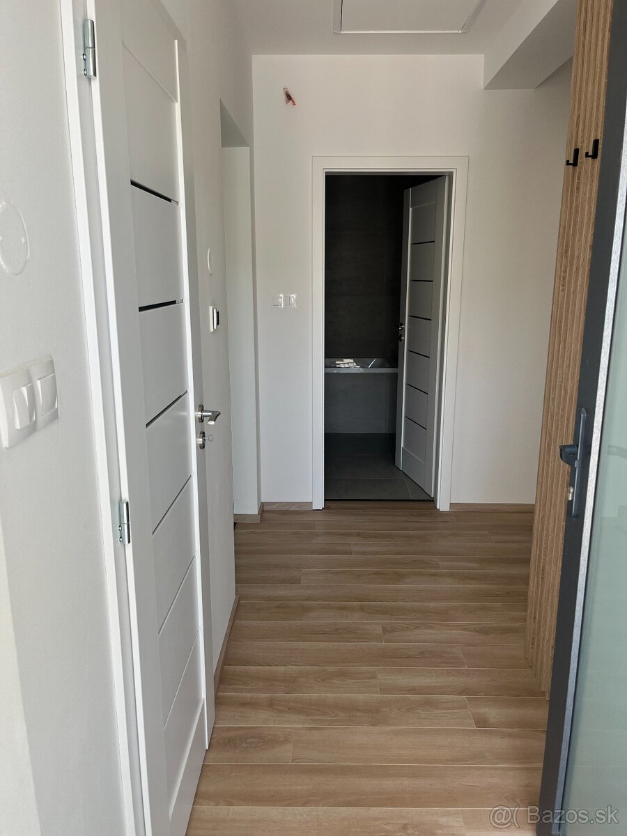 3 izb. byt s vlastným pozemkom + 2 parkovacie miesta - 4