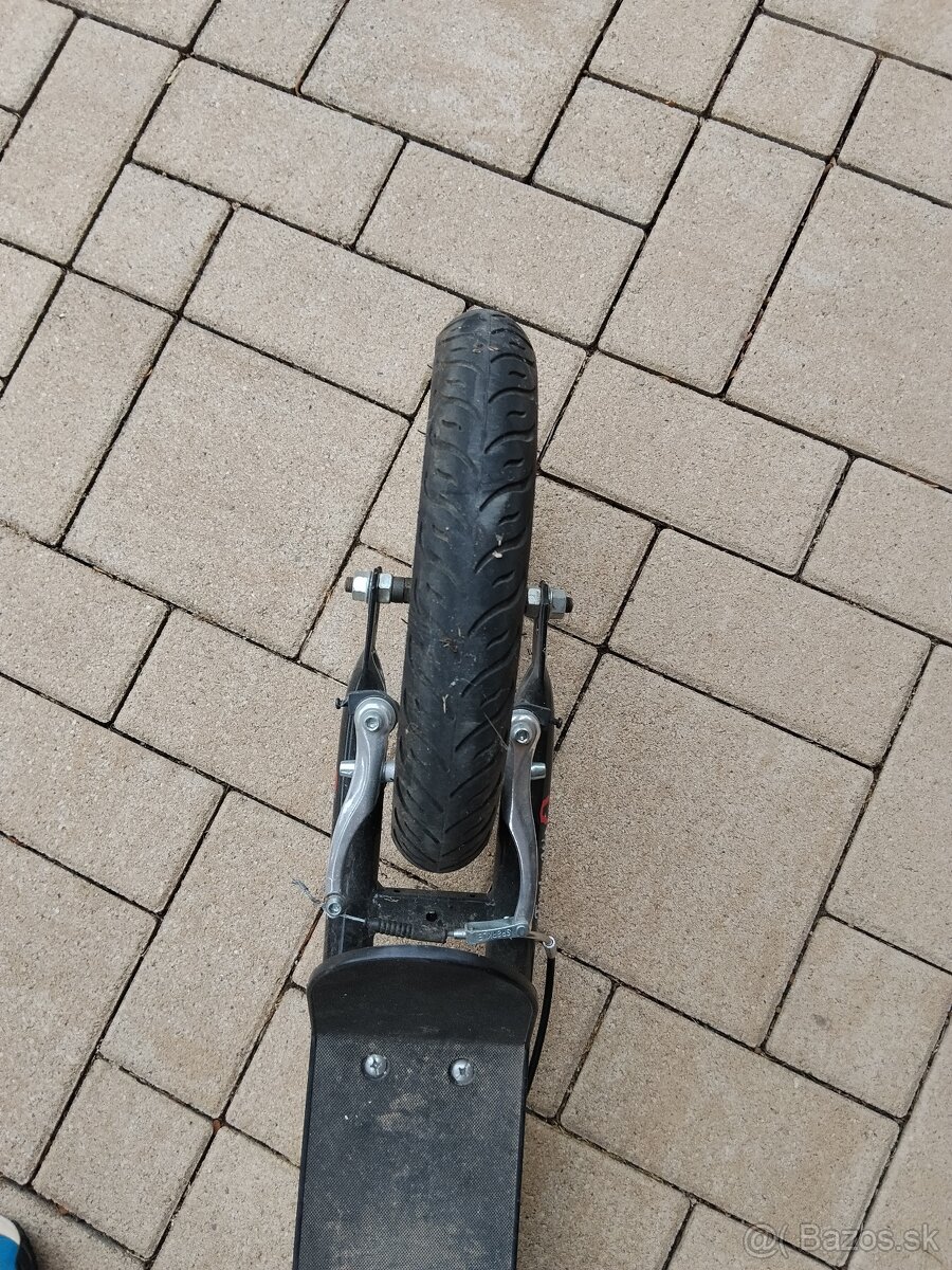 Kolobežka TWELVEMAX Arcore - 4