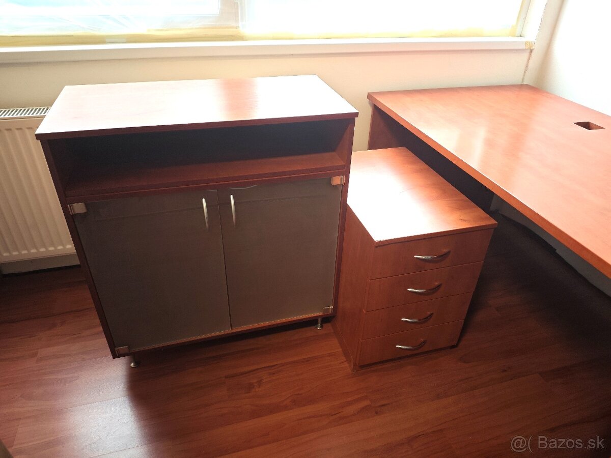 Kancelársky nábytok, stôl a skrinky - 4