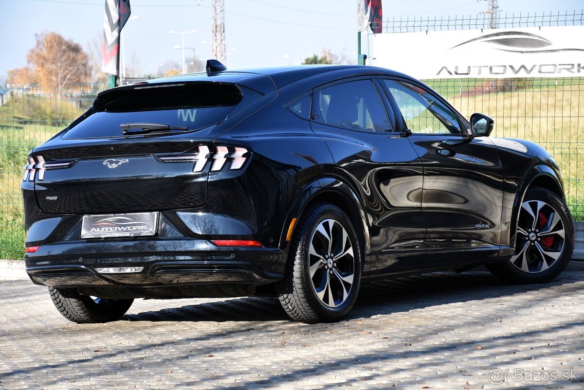 Ford Mustang Mach-E 98,7 kWh EXTENDED_RANGE 371 KONÍ 4X4 DPH - 4