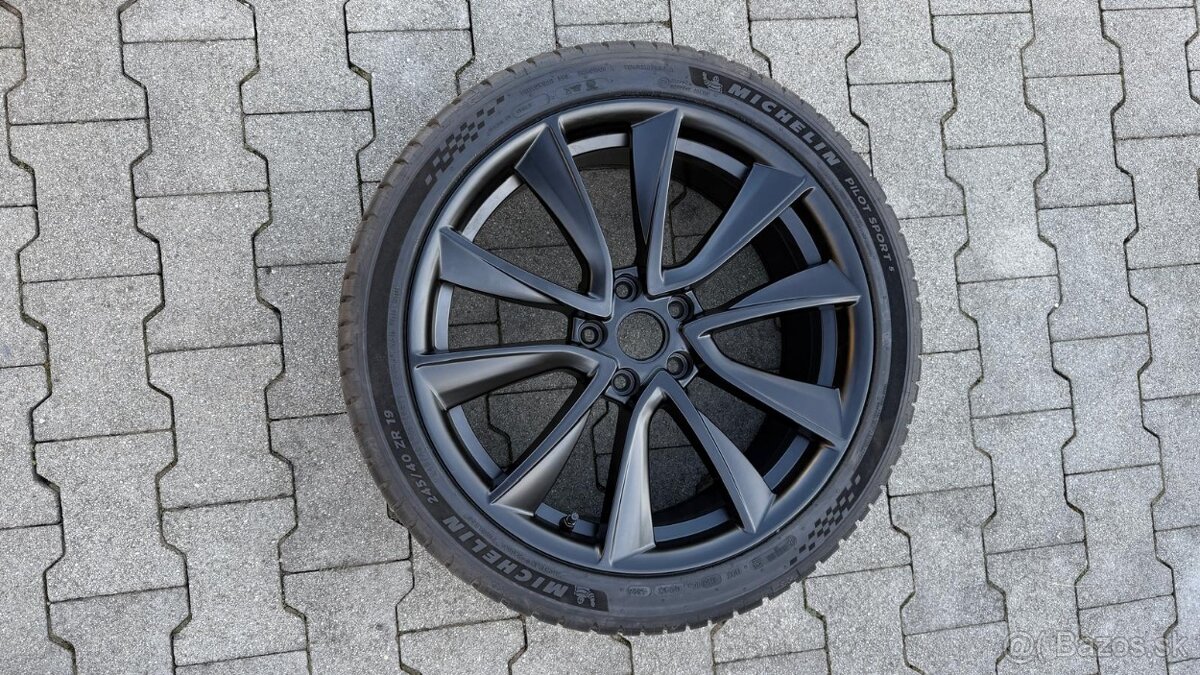Nové pneumatiky a disky na Tesla Model 3 - 4