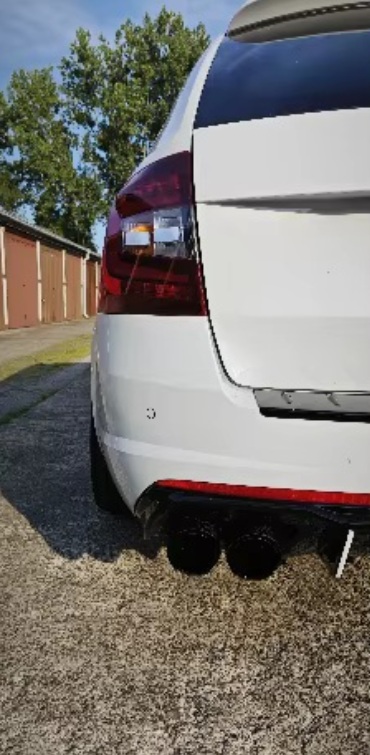 Nerezová koncovka výfku carbon dizajn s logom akrapovič