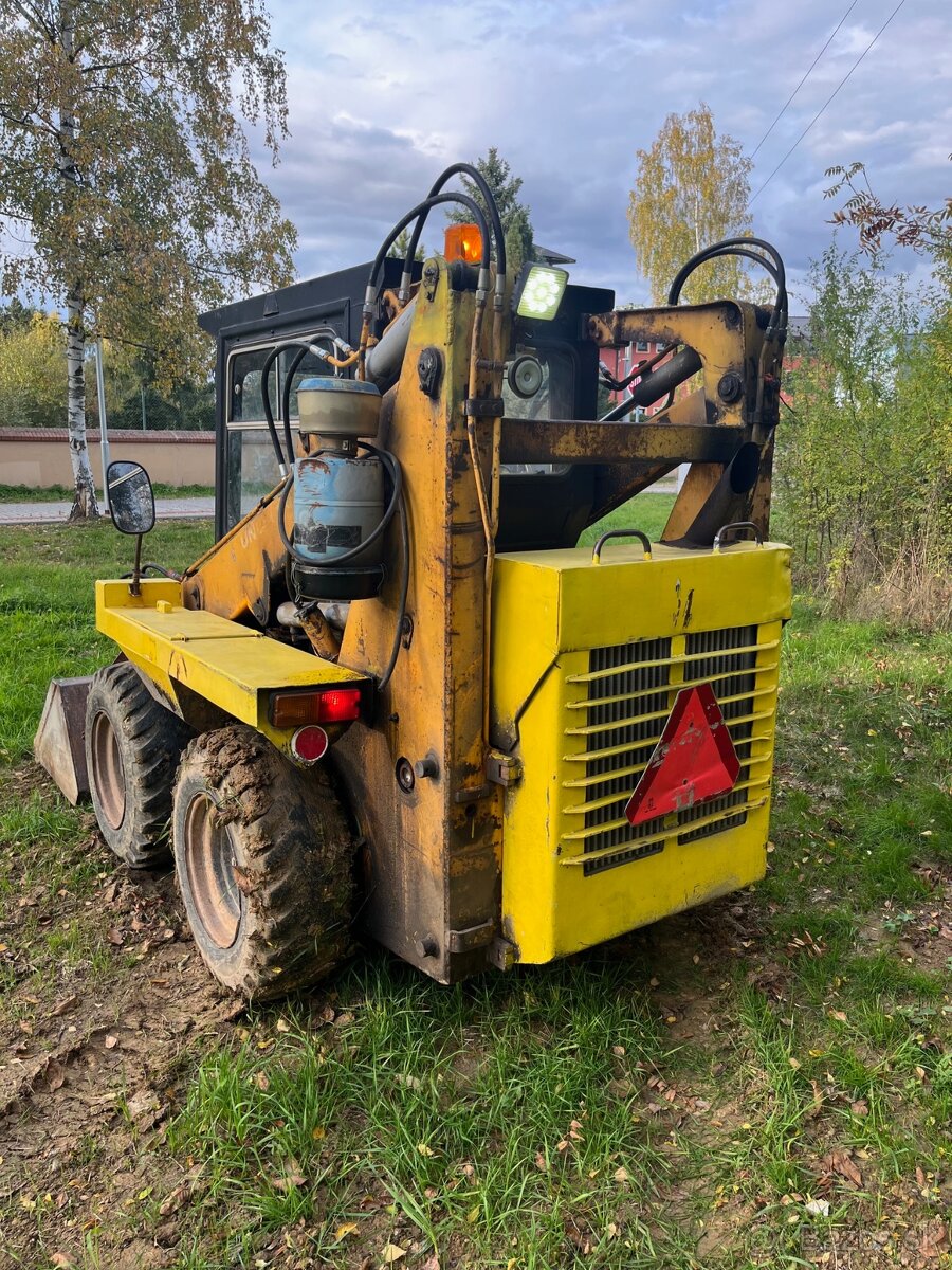 Šmykový nakladač UNC 060 - 4