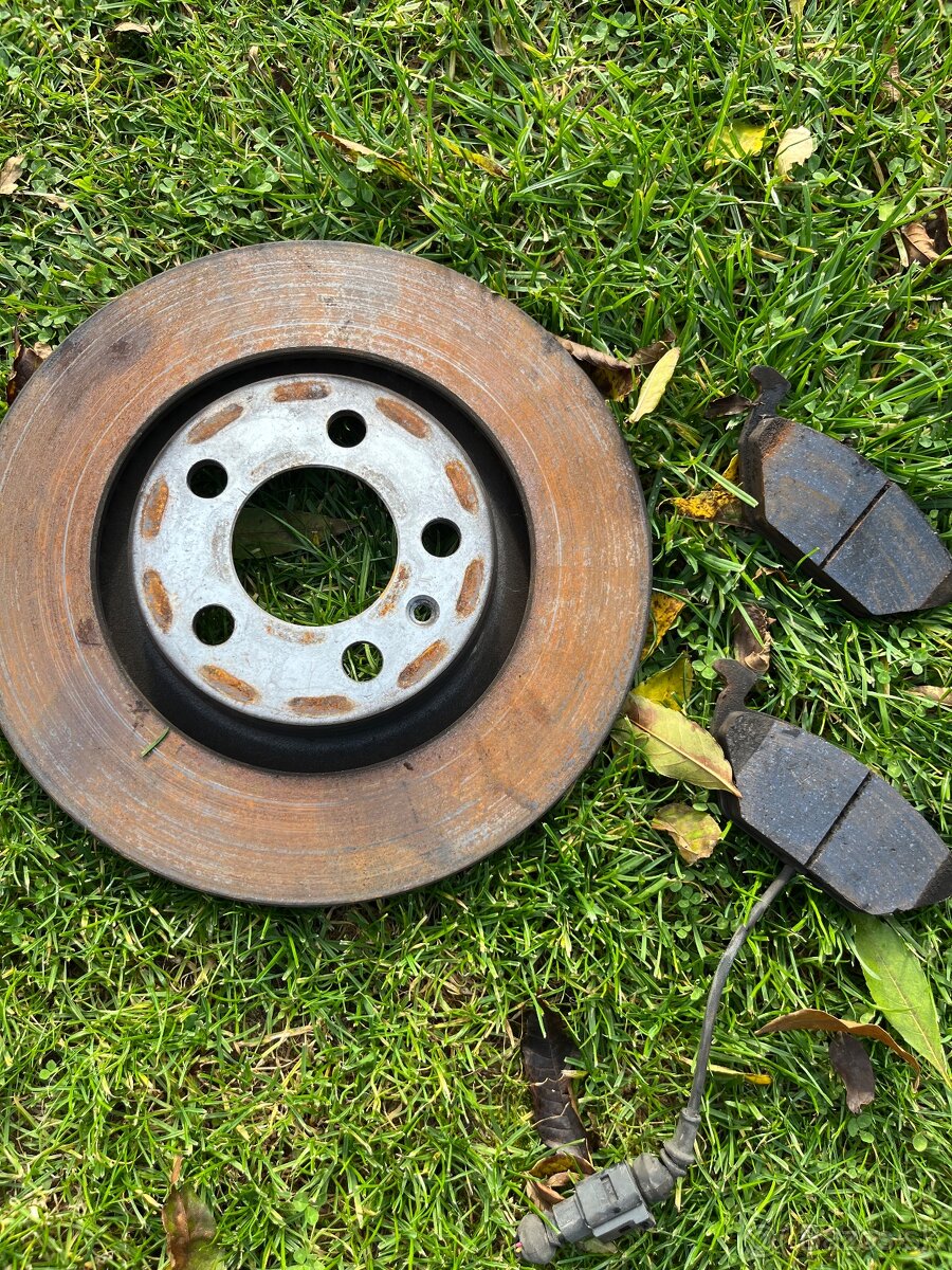 Predám zadné tlmiče a brzdové kotúče do VW golf 4 - 4