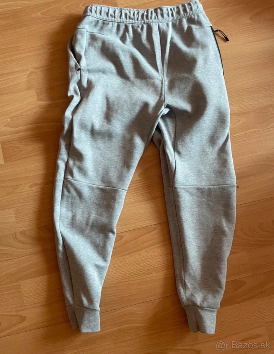Šedé tepláky značky Nike Tech Fleece - 4