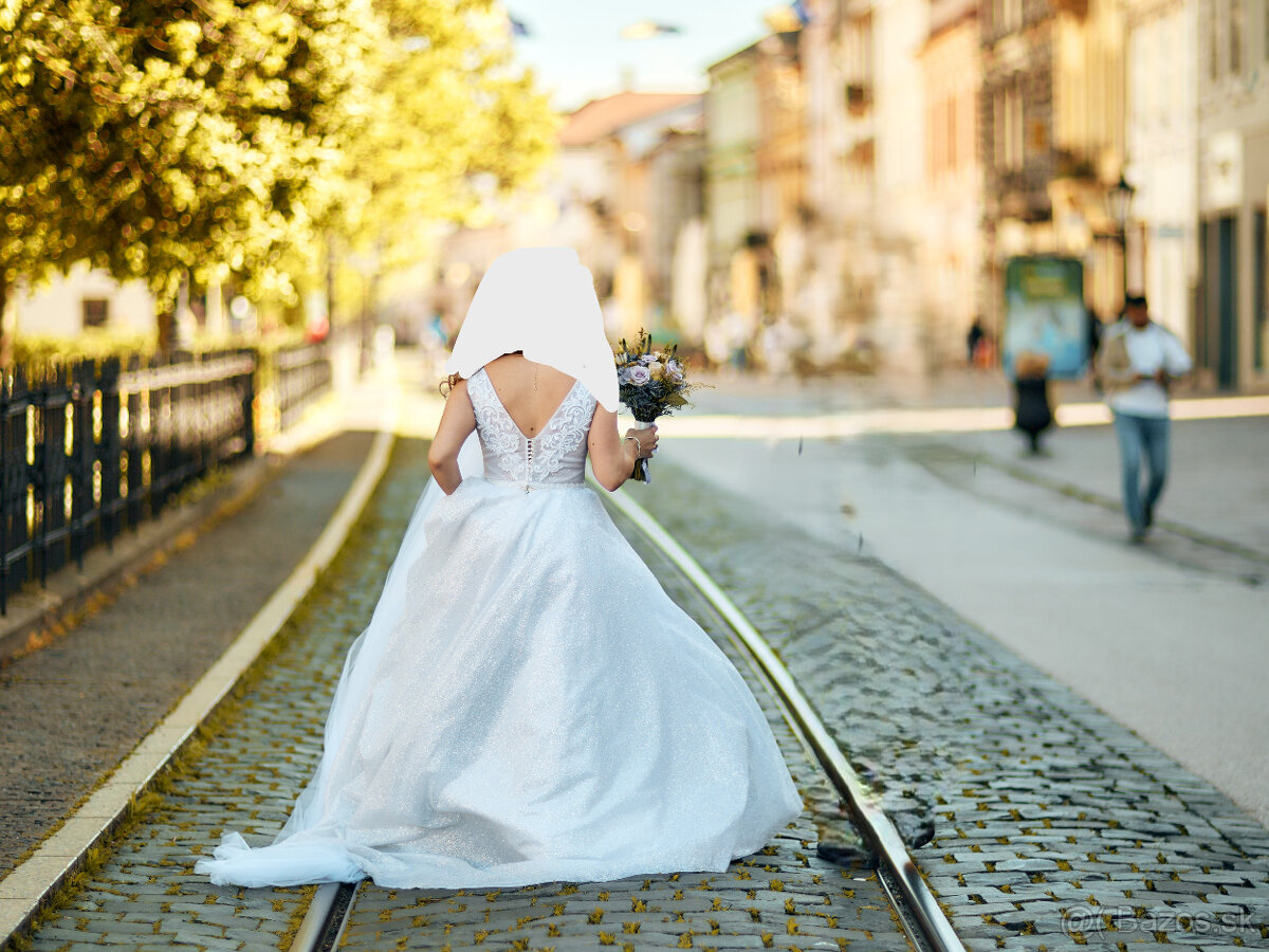 Trblietavé svadobné šaty - 4