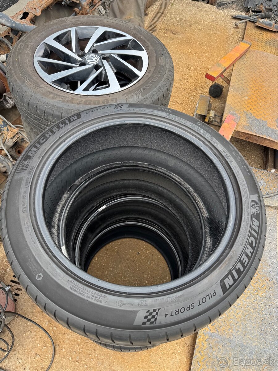 Michelin Pilot Sport 4 255/45 R19 - 4