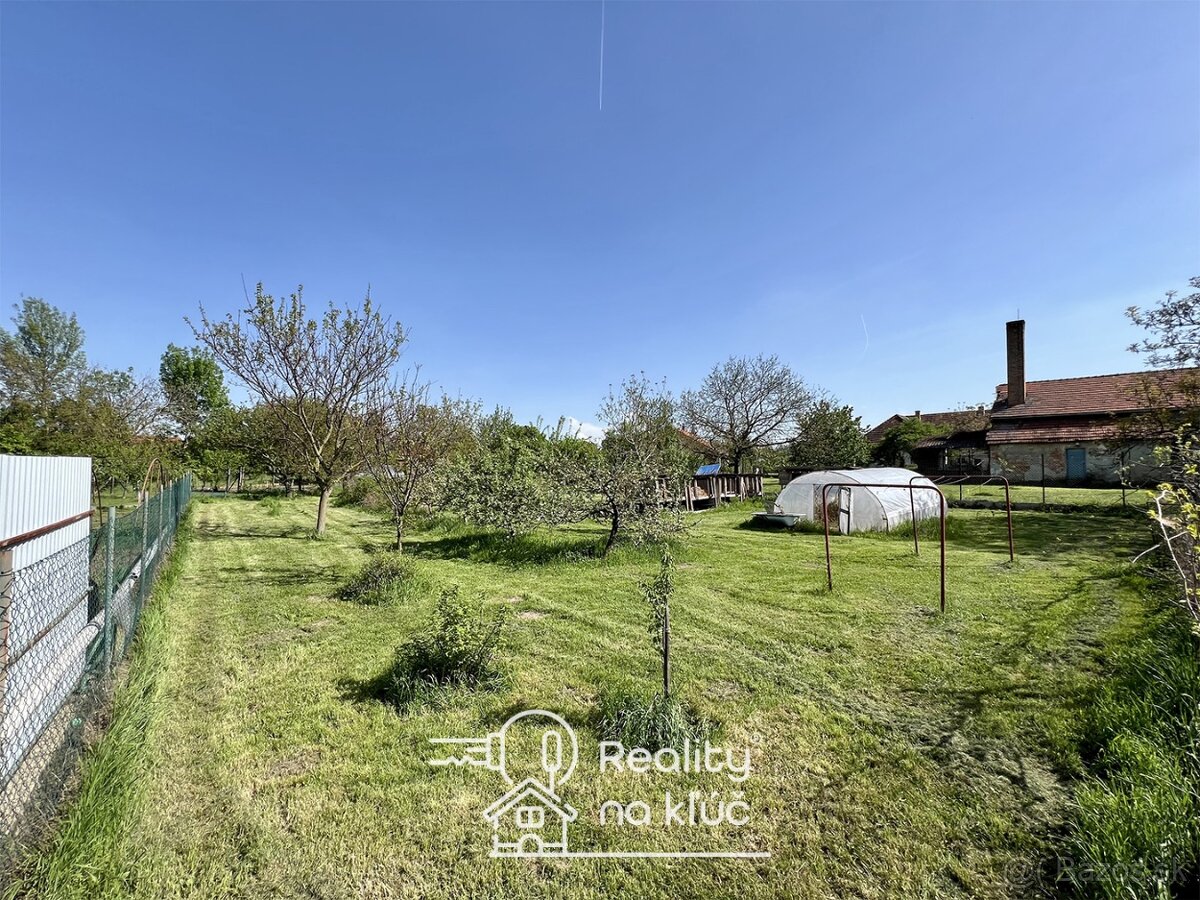 Na predaj dvojgeneračný poschodový rodinný dom - Komjatice - 4