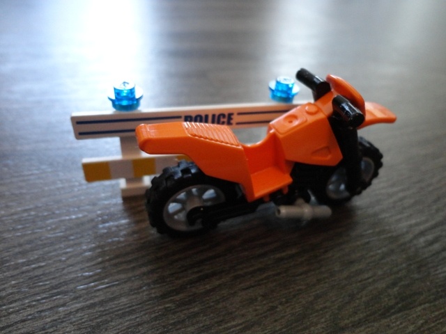LEGO Policajné auto – „Preprava väzňa" - 4