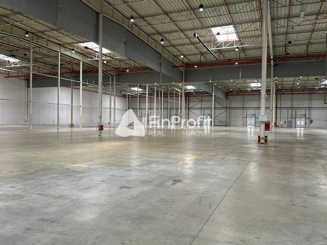 Na prenájom vykurovaný sklad s výmerou 8.600 m2 s administra - 4