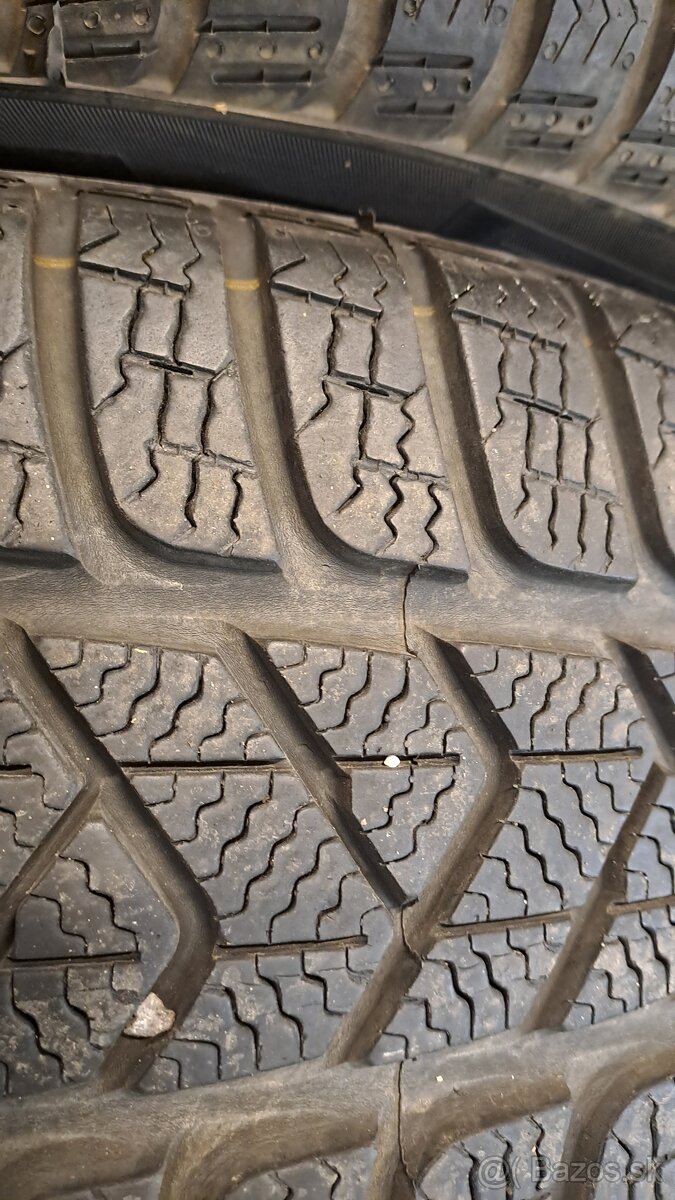 Predám 4ks slušné 215/60r16-99H Pirelli - 4