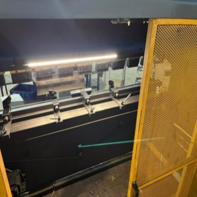 HP 80T/2500 CNC ohraňovací lis z druhé ruky - 4