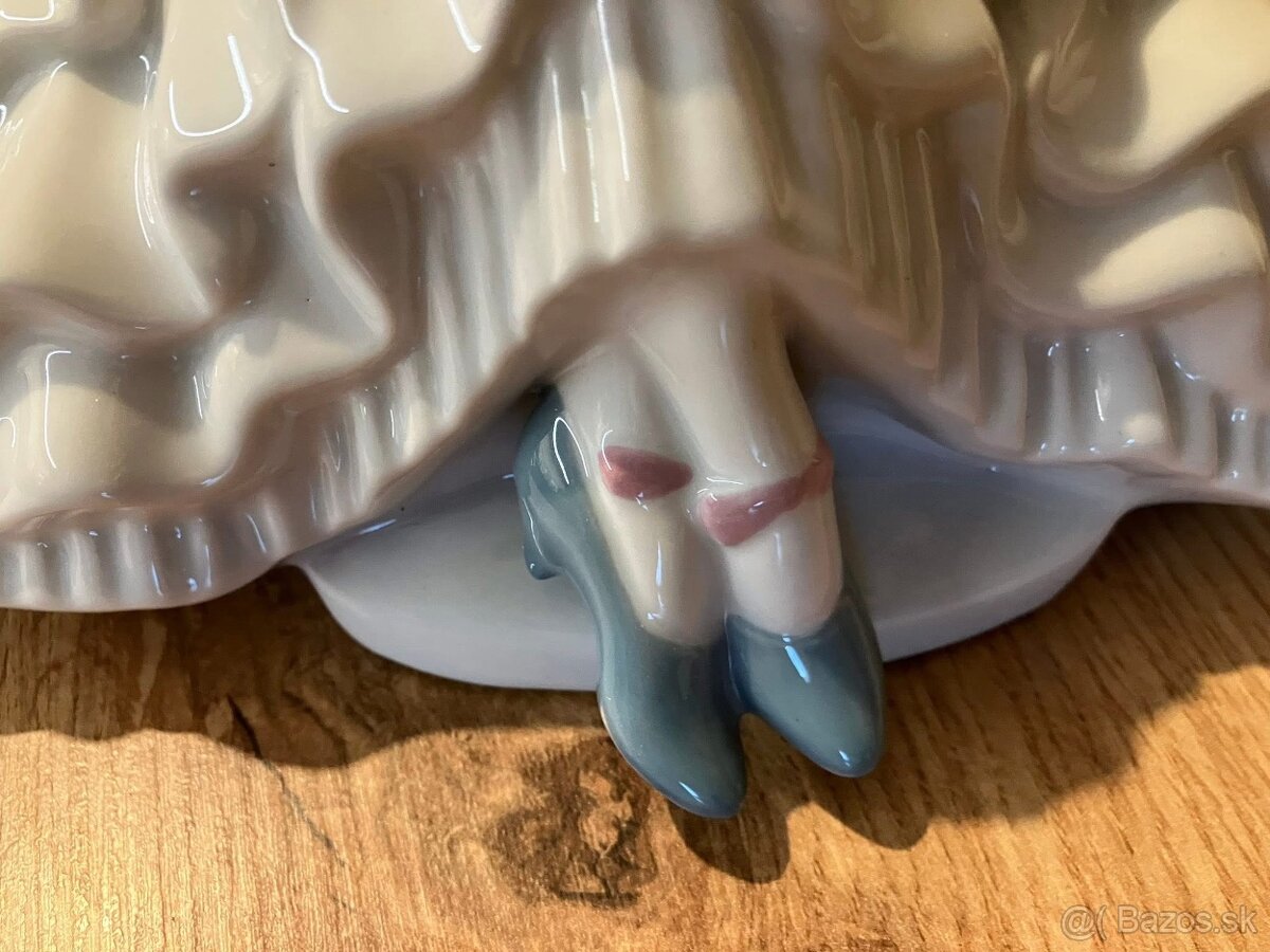 Royal Dux- Dama s knihou - 4