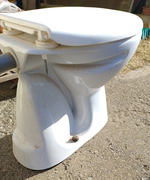 Predám zachovalé WC + WC dosku - 4