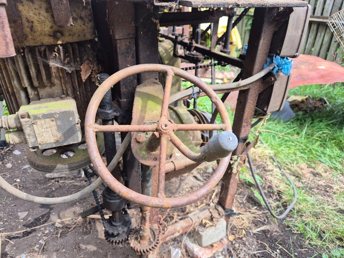 Hobľovačka (využívaná na stavbu chaty) - 4