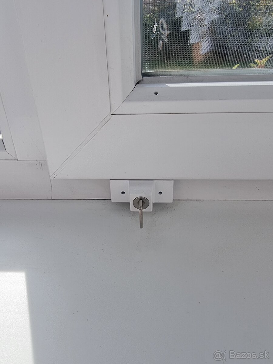 zámok okná Siegenia. - 4