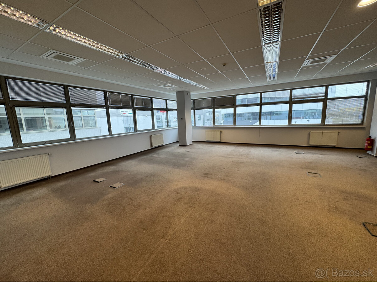 Prenájom kancelárskeho priestoru 380m² na ulici Galvaniho v - 4