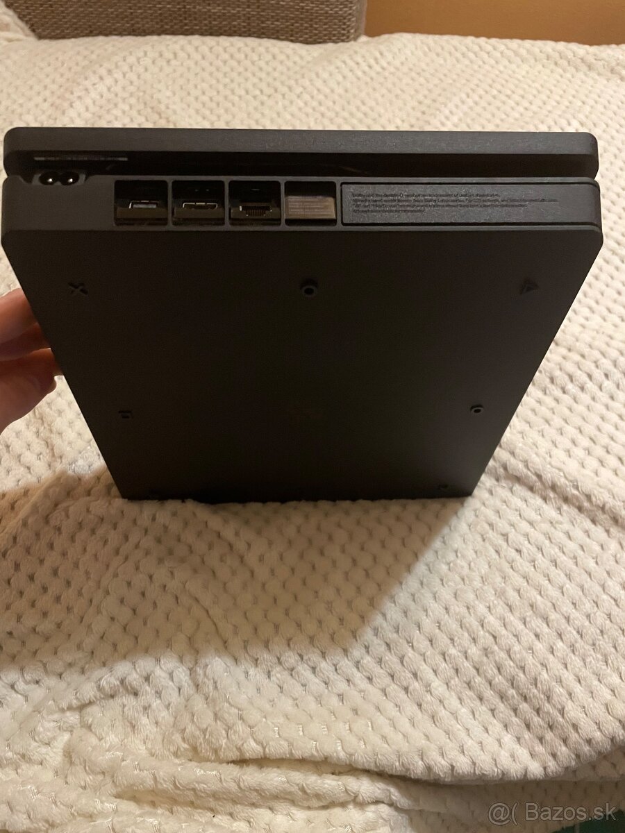 PS4 slim 1TB +2 ovladace+ 8 hier - 4