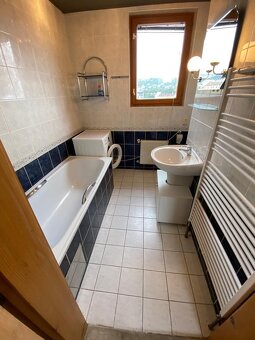 Zariadený 4 izbový byt má rozlohu 100 m2, nachádza sa na 4/4 - 4