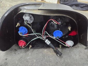 Predám zadné svetlá BMW E38 - 4