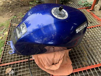 Predám na SUZUKI BANDIT 600S, palivová nádrž - 4
