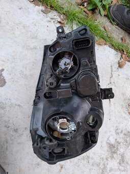 Predné svetlá Volkswagen Polo Niektoré držiaky sú oblamané - 4