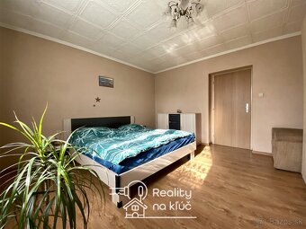 Na predaj tehlový 3-izbový dom s garážou a obrovským pozemko - 4